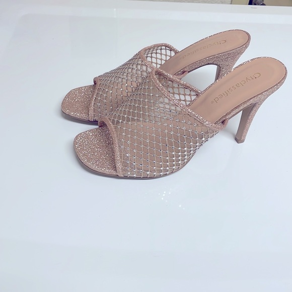 Golden sparkly shoes with diamonds. Size 8 1/2 shoes. Never worn - Picture 2 of 2